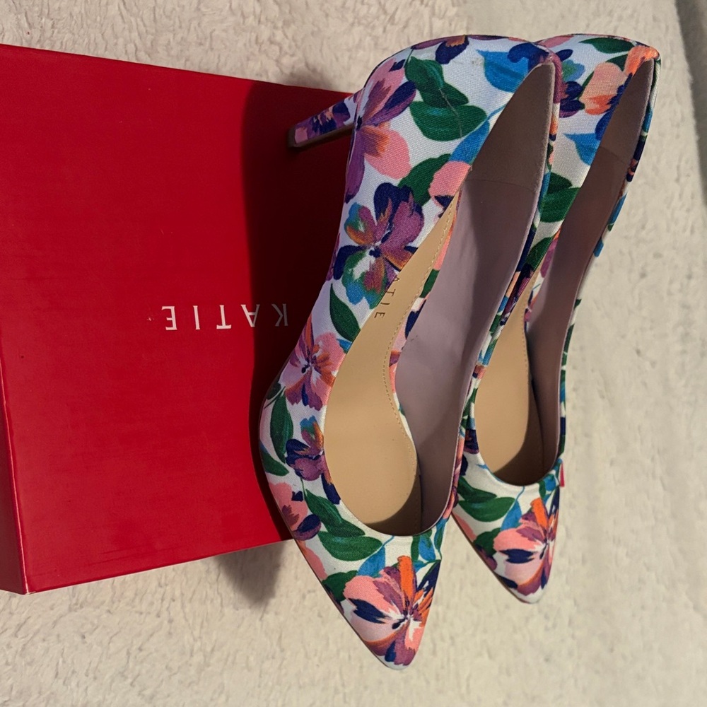 Kelly & Katie Floral Pointed-Toe Pumps in Pink, Blue, Green and Orange - Picture 2 of 7